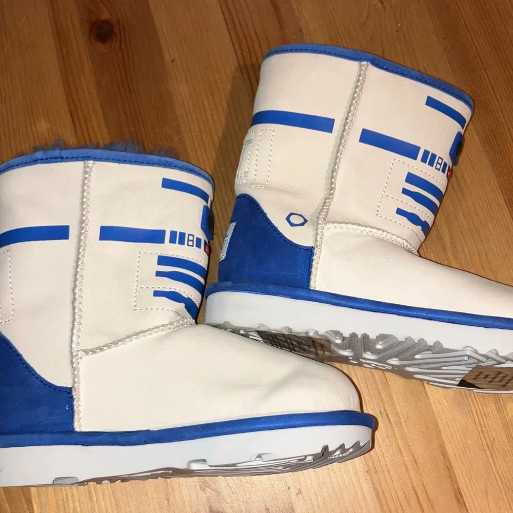 New w/out tag UGG X Star Wars Kids Classic R2-D2 Limited Edition Boots Toddler12